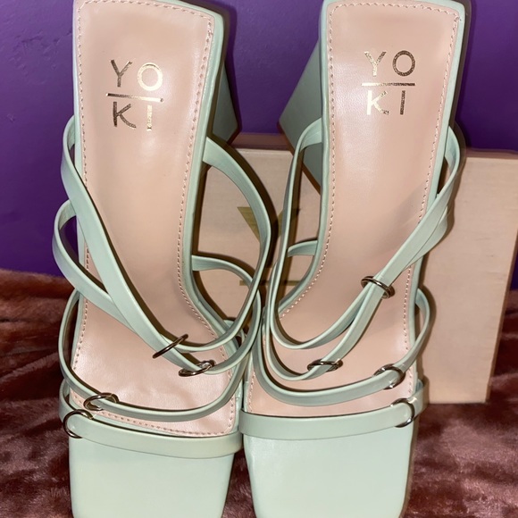 YOKI MILLER-05
Slip On
Open Square Toe
Upper Strappy Design
Padded Inner Footbed - Picture 6 of 6